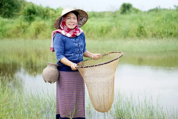Mujer Asiática Agricultora Lleva Sombrero Pie Estanque Tiene Equipos Tradicionales — Foto de Stock