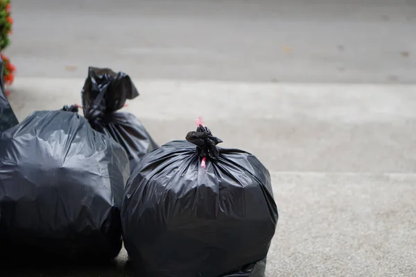 Tumpukan Kantong Plastik Hitam Yang Berisi Sampah Dalam Lantai Menunggu — Stok Foto