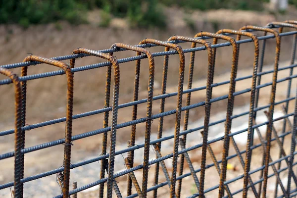 建設現場で新しい建物の基礎を構築するために使用される鉄を抑制します 補強するためのワイヤー鋼棒 — ストック写真