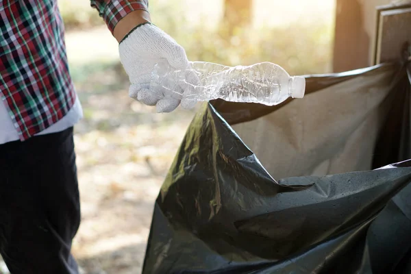 Die Hand Hält Eine Leere Plastikflasche Die Sie Einen Schwarzen — Stockfoto