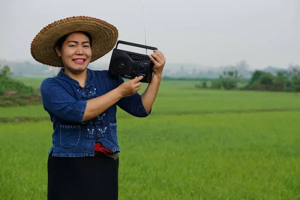 Agricultora Asiática Sostiene Receptor Radio Hombro Escuchando Música Paddy Field — Foto de Stock