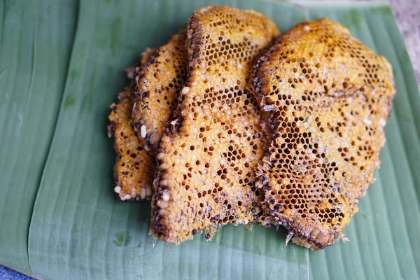 野生蜂窝在香蕉叶上 来自大自然的食物 泰国北部的泰国人带着蜂箱 用香蕉叶 烤或蒸肉包裹着烹调 非常美味 — 图库照片