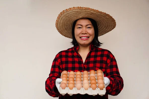 Petani Wanita Asia Yang Bahagia Memegang Nampan Telur Ayam Segar — Stok Foto