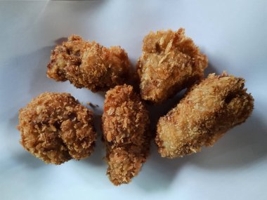 Kızarmış tavuk eti ve kevgir yağını emmek için ekmek pulu. Kavram: Tayland 'da lezzetli sokak yemekleri. Herkes için favori menü, özellikle çocuklar ve gençler için..