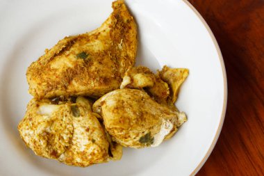 Yakın plan haşlanmış tavuk eti ve beyaz tabakta baharatlı köri ezmesi. Geleneksel Tayland yemekleri. Sağlıklı yiyecekler. Ağırlığı kontrol etmek için iyi.             