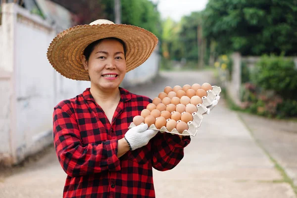Glückliche Asiatische Bäuerin Hält Tablett Mit Eiern Konzept Landwirtschaftliche Produkte — Stockfoto