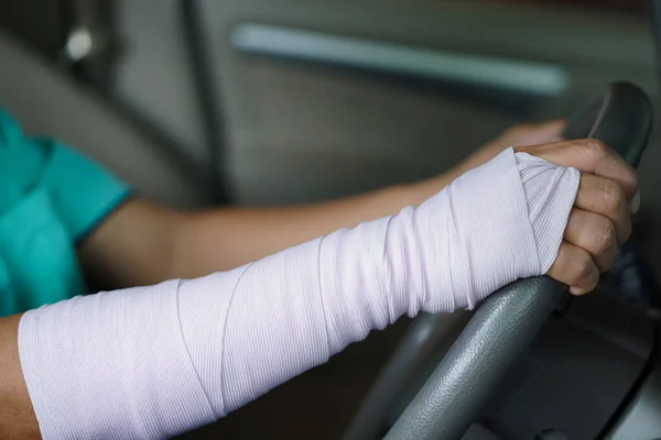 Concept Unsafe Driving Injured Man Bandage Hand Arm Driving Car — Stock Photo, Image