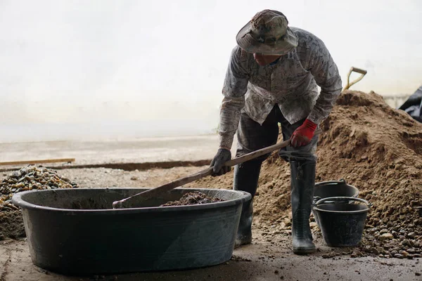 Man Worker Manually Works Construction Site Using Hoe Mix Cement — Stock Photo, Image