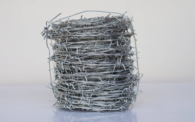 Dikenli tel rulo. Dikenli teller çit yapımında, güvenli mülkte ve bölgenin sınırlarını göstermek için kullanılır..          