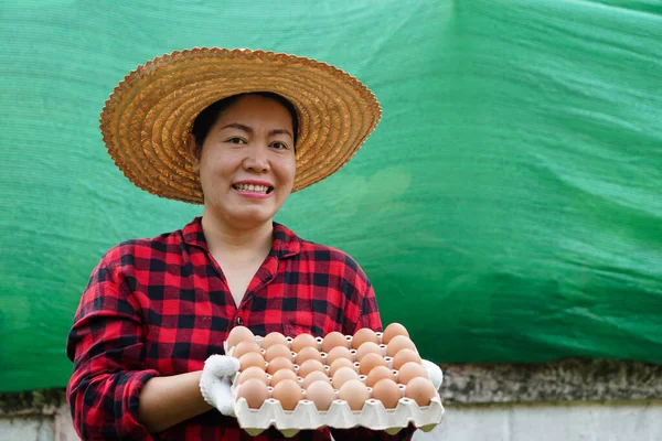 Feliz Agricultora Asiática Sostiene Bandeja Huevos Pollo Frescos Concepto Agricultura — Foto de Stock