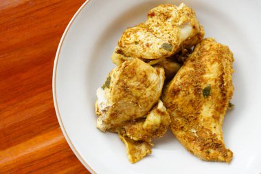 Buharda pişirilmiş tavuk göğsü ile Tayland baharatlı baharat karışımı. Konsept: Sağlıklı yemek. Diyet için iyi. Ağırlık kontrolü. Lezzetli Tayland yemeği tarzı..         