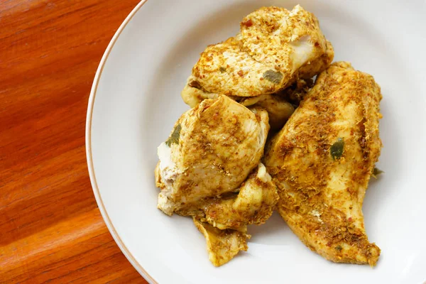 Buharda pişirilmiş tavuk göğsü ile Tayland baharatlı baharat karışımı. Konsept: Sağlıklı yemek. Diyet için iyi. Ağırlık kontrolü. Lezzetli Tayland yemeği tarzı..         