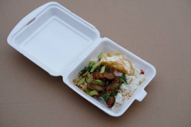 Kızarmış domuz eti, sebzeli lahana ve pirinçli sahanda yumurta, eve götürmek ya da ofiste yemek için. Tayland 'daki sokak yemekleri dükkanlarından kolay ve genel menü.                      