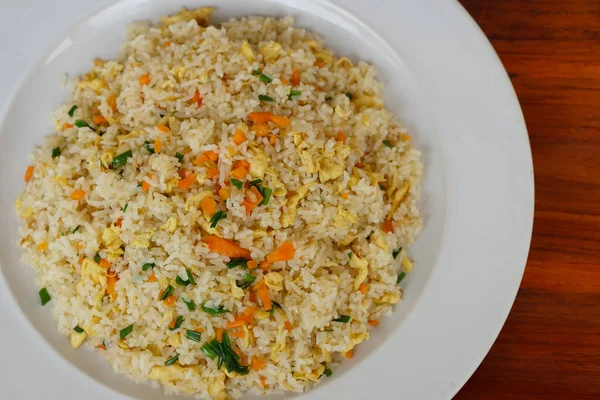 Yakın çekim Tayland ev yapımı kızarmış pirinç yemeği, karışık yumurta, havuç ve taze soğan. Geleneksel Tayland yemekleri. Kolay ve popüler menü, evde ve restoranda yemek pişirebilir..     