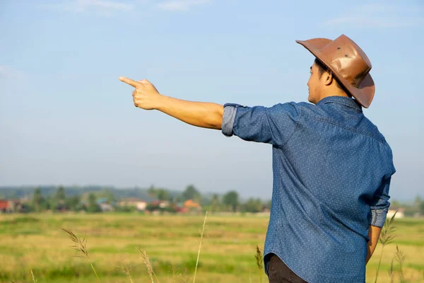 Side View Asian Man Farmer Paddy Field Points Something Sky — Stockfoto