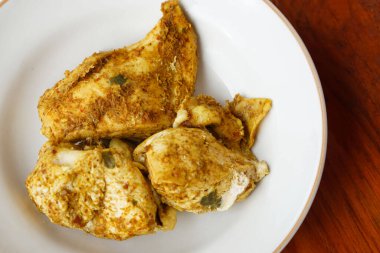 Buharda pişirilmiş tavuk göğsü ile Tayland baharatlı baharat karışımı. Konsept: Sağlıklı yemek. Diyet için iyi. Ağırlık kontrolü. Lezzetli Tayland yemeği tarzı..       