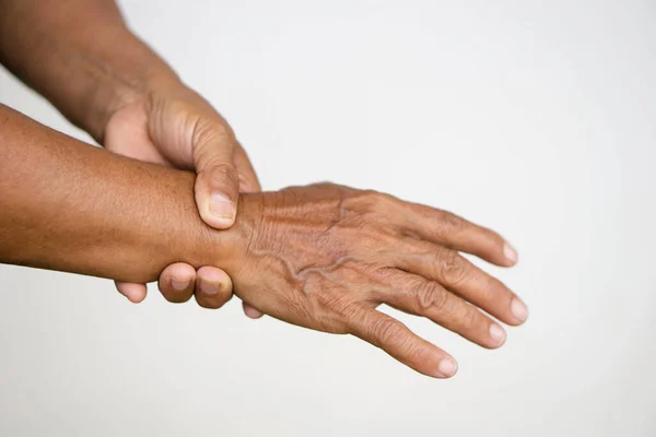 Κοντινά Ηλικιωμένα Χέρια Κάνουν Επώδυνο Μασάζ Στον Καρπό Έννοια Πρόβλημα — Φωτογραφία Αρχείου