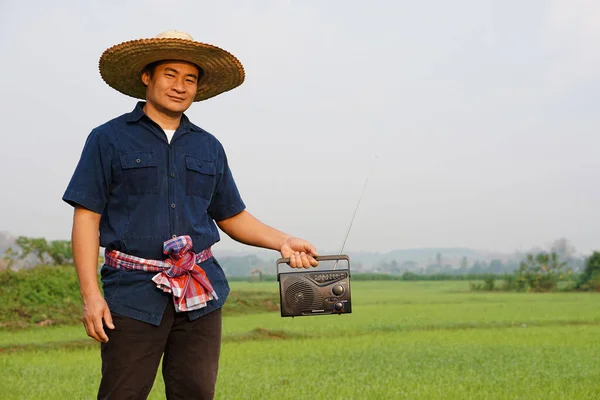 Granjero Asiático Está Paddy Field Sostenga Receptor Radio Concepto Feliz — Foto de Stock