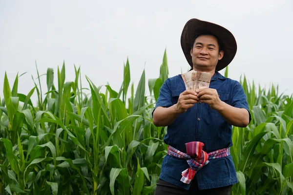 Granjero Asiático Está Campo Maíz Tiene Billetes Tailandeses Concepto Agricultor — Foto de Stock