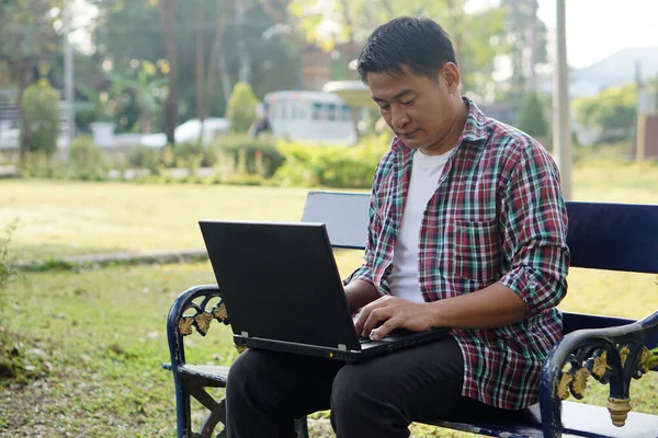 Asian Man Works Computer Laptop Park Concept Remote Working Technology — Foto Stock