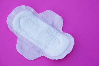 Pembe arka planda beyaz hijyenik ped. Konsept: Dönem için kadınların hijyenik ürünleri. Adet kanından iç çamaşırı lekelerine kadar koru. Kadın sağlık hizmetleri. Samimi hijyen. Üst görünüm.