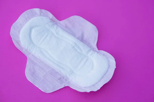 Putih Pembalut Pada Latar Belakang Merah Muda Konsep Produk Higienis — Stok Foto
