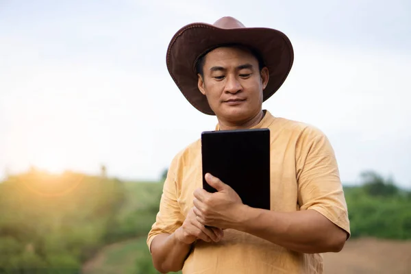 Schöner Asiatischer Botaniker Ist Naturpark Hält Ein Tablet Der Hand — Stockfoto