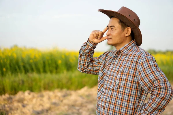 Retrato Hombre Asiático Agricultor Está Jardín Lleva Sombrero Camisa Cuadros — Foto de Stock