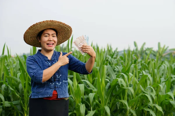 Asijská Farmářka Kukuřičné Zahradě Držet Thajské Bankovky Peníze Jsem Vzrušený — Stock fotografie