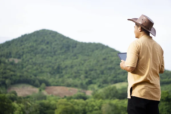 Sidovy Asiatisk Man Botaniker Bär Hatt Håller Smart Tablett Stå — Stockfoto