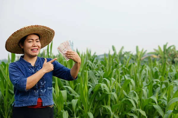 Portrét Asijské Farmářky Kukuřičné Zahradě Drží Ukazují Thajské Bankovky Peníze — Stock fotografie