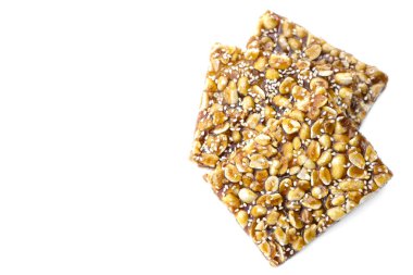 Fıstık ezmesi, susamlı mısır gevreği, çıtır kraker, beyaz arka planda tahıldan yapılan Tayland geleneksel aperatifi. Kare şeklinde, tadı karamelli şekerden tatlı ve çıtır çıtır..