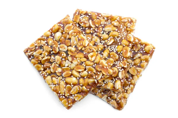 白を基調とした穀物を使用したタイの伝統的なスナック ゴマシリアルバー クリスピークラッカーと混合したピーナッツ 正方形のバーとして形 味は甘く キャラメル化された砂糖からサクサクです — ストック写真