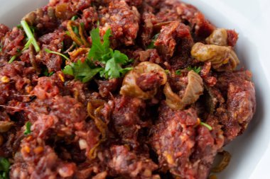 Baharatlı çiğ kıymalı domuz eti salatası. Konsept: Garip yemek. Tayland kuzeyindeki yerel yemek tarzı. Lezzetli ama sağırlığa ve parazitlere neden olan mikroplar için riskli. İyi pişmiş yemek daha iyidir.. 