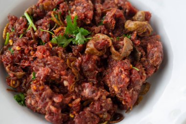 Baharatlı çiğ kıymalı domuz eti salatası. Konsept: Garip yemek. Tayland kuzeyindeki yerel yemek tarzı. Lezzetli ama sağırlığa ve parazitlere neden olan mikroplar için riskli. İyi pişmiş yemek daha iyidir.. 