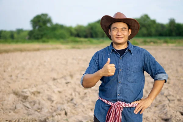 Apuesto Granjero Asiático Está Plantación Lleva Sombrero Camisa Azul Taparrabos — Foto de Stock