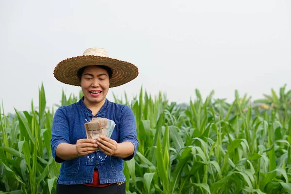 Retrato Una Agricultora Asiática Está Jardín Maíz Tiene Billetes Tailandeses — Foto de Stock