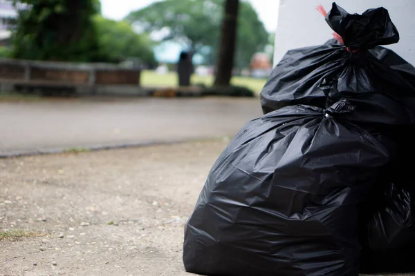 Tumpukan Kantong Plastik Hitam Yang Berisi Sampah Dalam Lantai Menunggu — Stok Foto