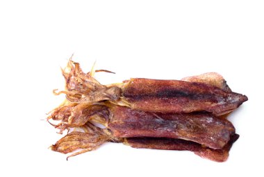 Beyaz arka planda izole edilmiş kuru mürekkep balıkları. Kurutulmuş mürekkep balığı, ızgara ve kızartma gibi çeşitli besin maddeleri için deniz ürünleri, atıştırmalık yiyecekler, yiyecek koruma kavramı. Garip yemekler. Tayland 'da popülerdir..