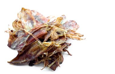 Beyaz arka planda izole edilmiş kuru mürekkep balıkları. Kurutulmuş mürekkep balığı, ızgara ve kızartma gibi çeşitli besin maddeleri için deniz ürünleri, atıştırmalık yiyecekler, yiyecek koruma kavramı. Garip yemekler. Tayland 'da popülerdir..