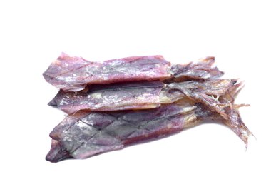 Beyaz arka planda izole edilmiş kuru mürekkep balıkları. Kurutulmuş mürekkep balığı, ızgara ve kızartma gibi çeşitli besin maddeleri için deniz ürünleri, atıştırmalık yiyecekler, yiyecek koruma kavramı. Garip yemekler. Tayland 'da popülerdir..