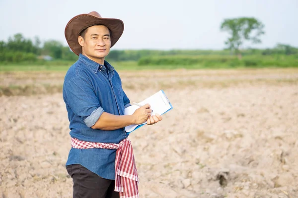 Hombre Asiático Agricultor Tierra Encuesta Tierra Agricultura Antes Cultivar Plantas — Foto de Stock