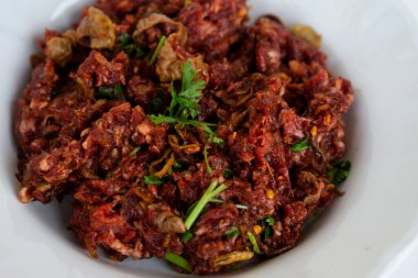 Baharatlı çiğ kıymalı domuz eti salatası. Konsept: Garip yemek. Tayland kuzeyindeki yerel yemek tarzı. Lezzetli ama sağırlığa ve parazitlere neden olan mikroplar için riskli. İyi pişmiş yemek daha iyidir.. 