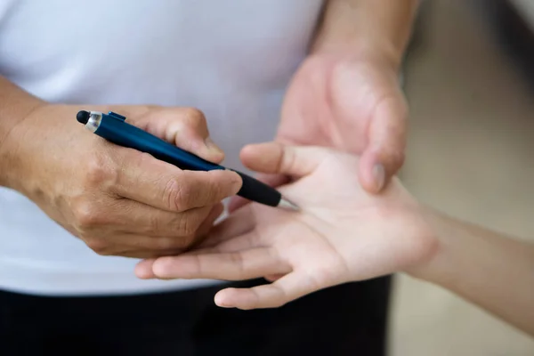 Fortune Teller Hand Holds Pen Check Palm Line Client Concept — Stock fotografie