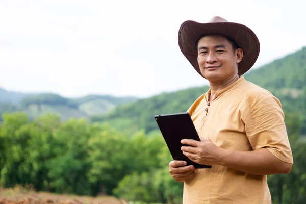Retrato Naturalista Guapo Asiático Está Bosque Lleva Sombrero Sostiene Tableta — Foto de Stock