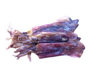 Beyaz arka planda izole edilmiş kuru mürekkep balıkları. Kurutulmuş mürekkep balığı, ızgara ve kızartma gibi çeşitli besin maddeleri için deniz ürünleri, atıştırmalık yiyecekler, yiyecek koruma kavramı. Garip yemekler. Tayland 'da popülerdir..