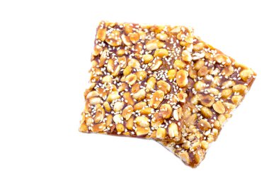 Fıstık ezmesi, susamlı mısır gevreği, çıtır kraker, beyaz arka planda tahıldan yapılan Tayland geleneksel aperatifi. Kare şeklinde, tadı karamelli şekerden tatlı ve çıtır çıtır..