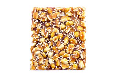 Fıstık ezmesi, susamlı mısır gevreği, çıtır kraker, beyaz arka planda tahıldan yapılan Tayland geleneksel aperatifi. Kare şeklinde, tadı karamelli şekerden tatlı ve çıtır çıtır..