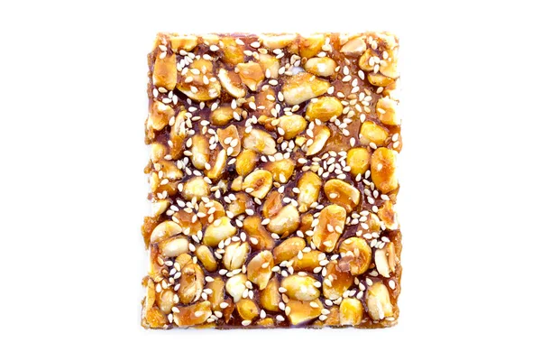 Fıstık ezmesi, susamlı mısır gevreği, çıtır kraker, beyaz arka planda tahıldan yapılan Tayland geleneksel aperatifi. Kare şeklinde, tadı karamelli şekerden tatlı ve çıtır çıtır..