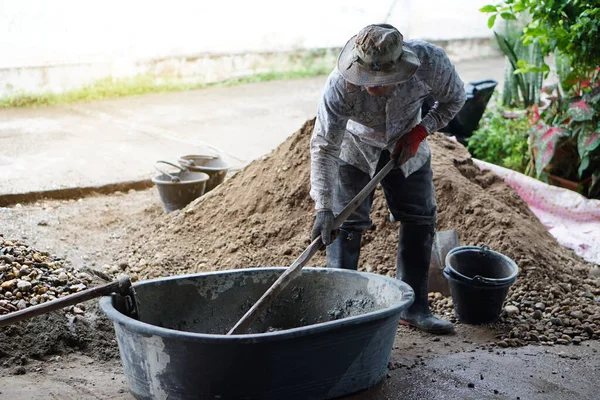 Man Worker Manually Works Construction Site Using Hoe Mix Cement — Stock Photo, Image